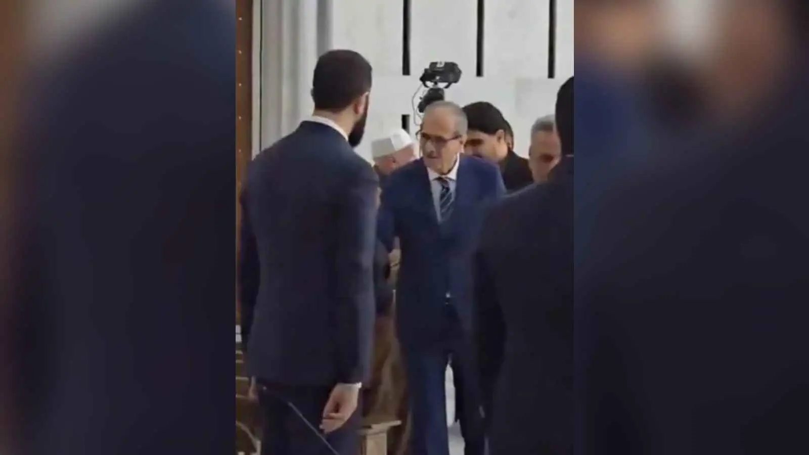 "سنقاتلكم بأظافرنا".. والد الشرع يهدد إسرائيل بعد "غارات القصر"