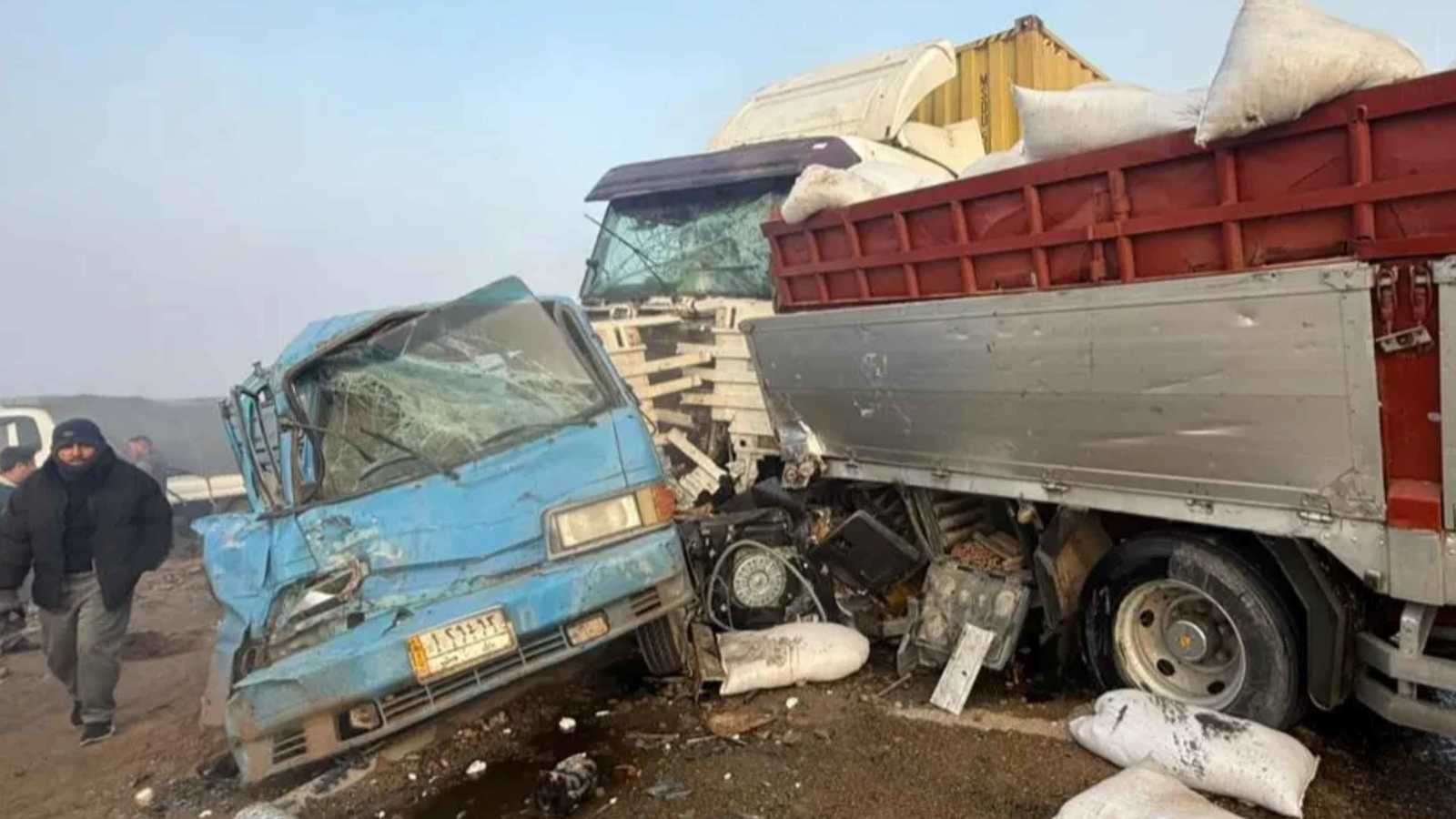 مصرع 4 نتيجة تصادم 10 سيارات في العراق (فيديو)