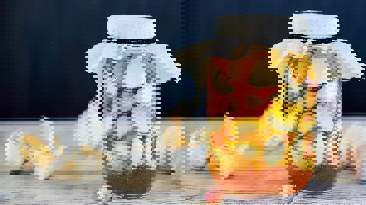 الثوم بالعسل.. أحدث علاج منزلي للإنفلونزا 