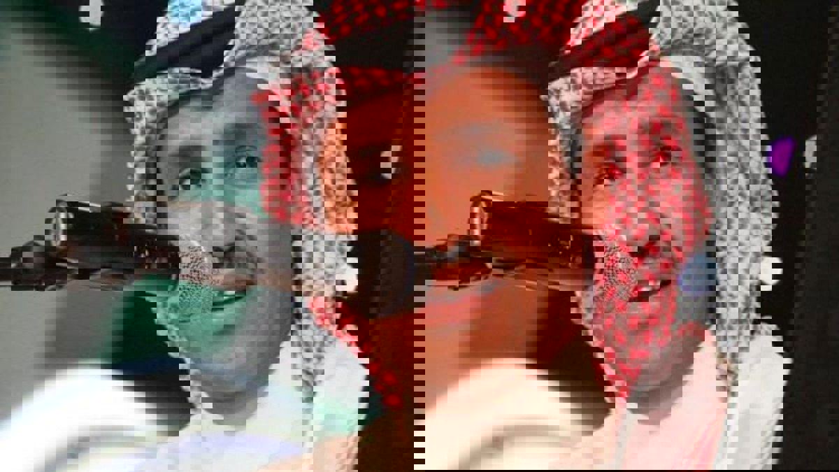 حقيقة الصورة المتداولة للفنان السعودي خالد عبدالرحمن من المستشفى