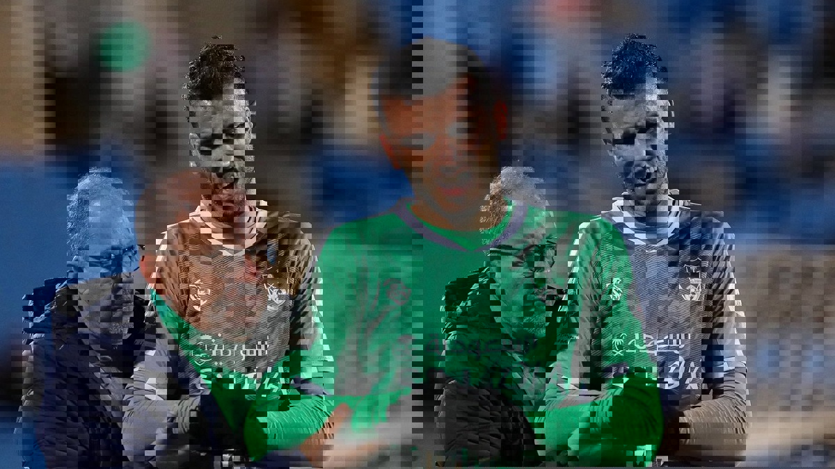 إصابة عمر السومة مهاجم النادي الأهلي السعودي بخلع في الكتف