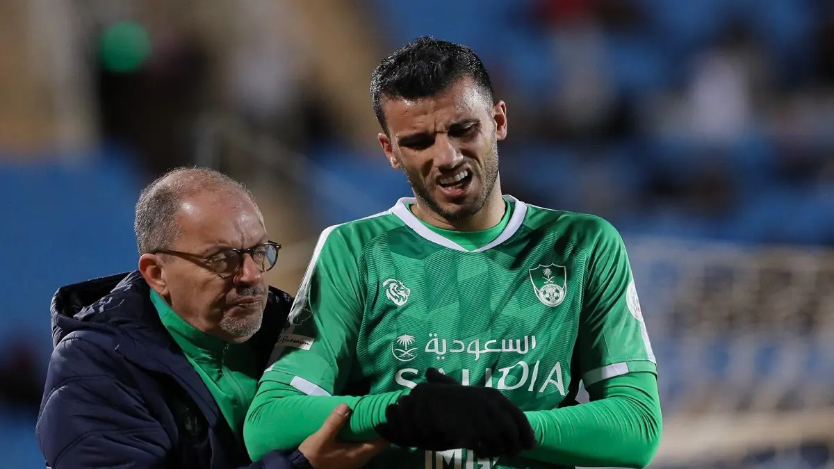 إصابة عمر السومة مهاجم النادي الأهلي السعودي بخلع في الكتف