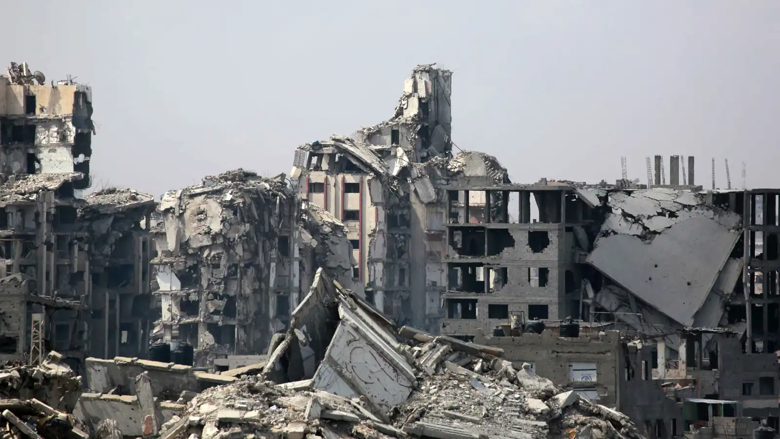 الإعمار الجزئي أم الشامل.. صراع الرؤى المتباينة يحتدم فوق ركام غزة