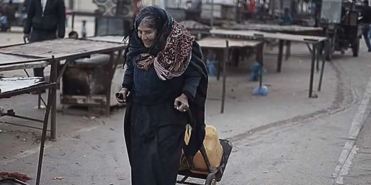 في يوم المرأة العالمي.. المهن الشاقة وسيلة نساء غزة لمواجهة مرارة العيش‎ (صور)