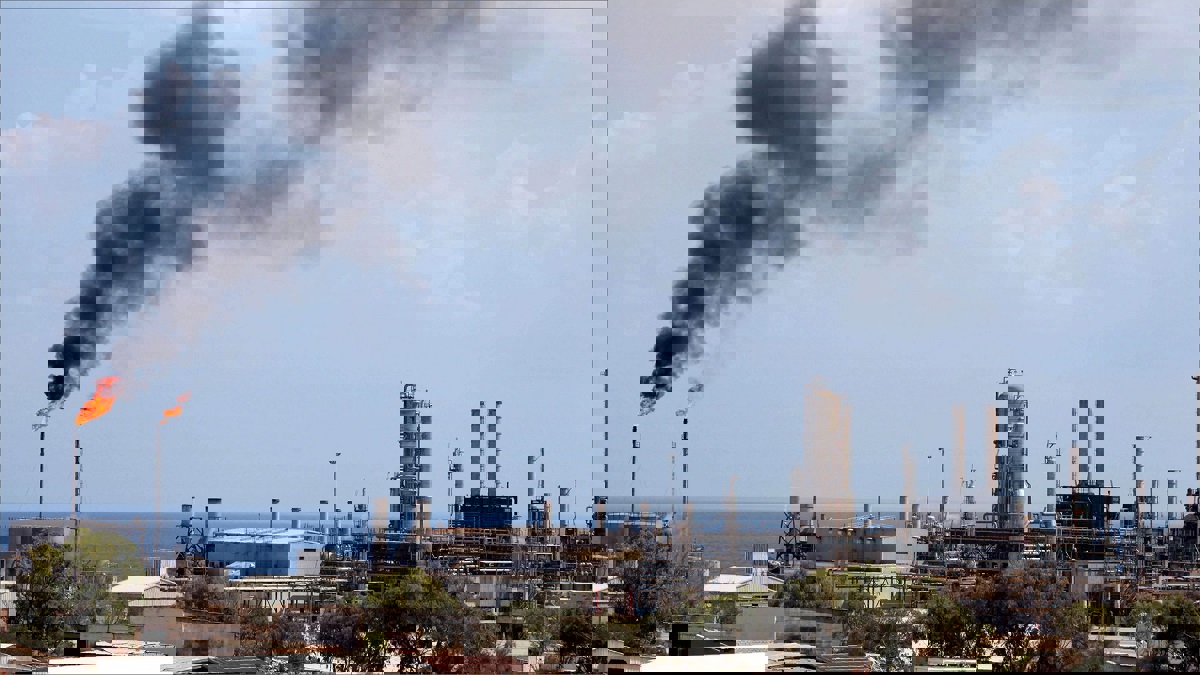 "مؤسسة النفط الليبية" تعلن القوة القاهرة في ميناء الزاوية بعد إغلاق حقل الشرارة