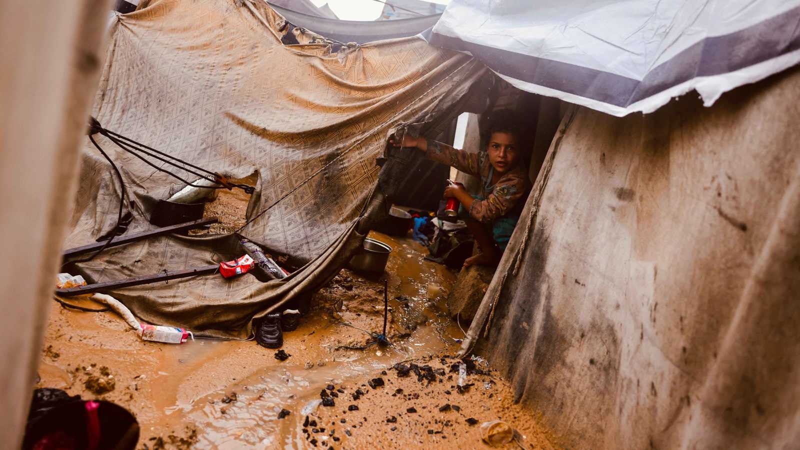 غرق آلاف الخيام وتعطل مستشفيات.. الأمطار الغزيرة تفاقم معاناة الغزيين (فيديو)