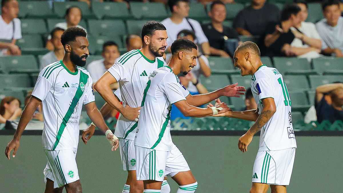 فهد الهريفي يهاجم نجم الأهلي السعودي: لا يسجل ولا يصنع