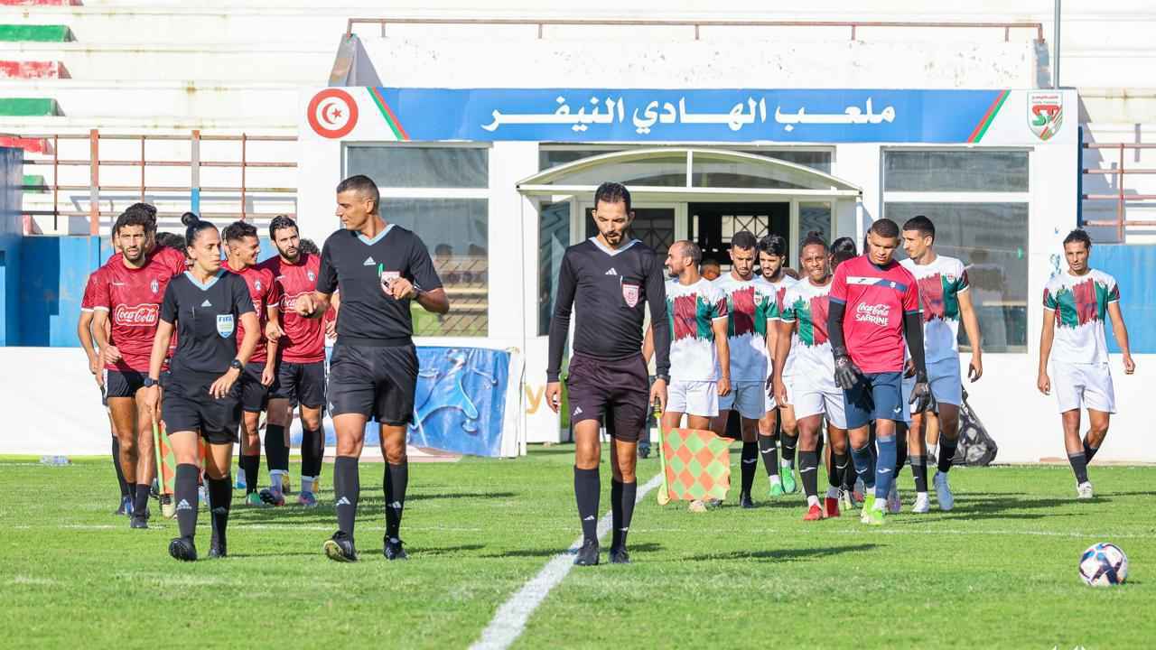 حكام الدوري التونسي يعكسون الهجوم على رئيس لجنة التحكيم جمال الحيمودي