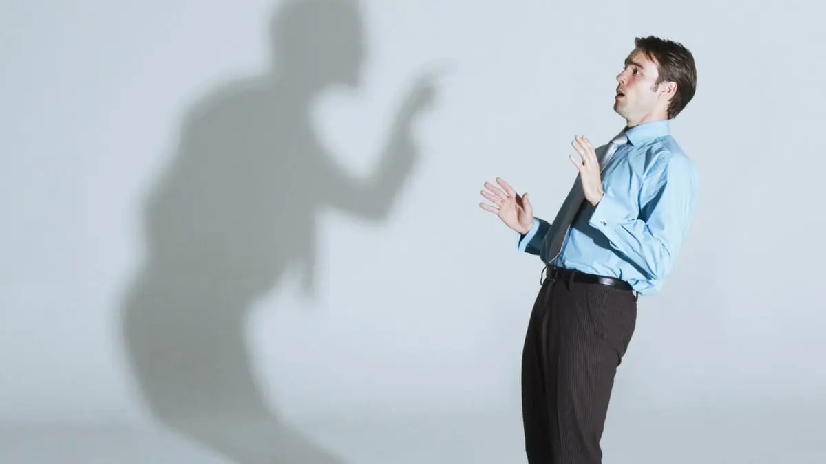 منها النوم.. 3 خطوات للتغلب على شعور "انتقاد الذات"