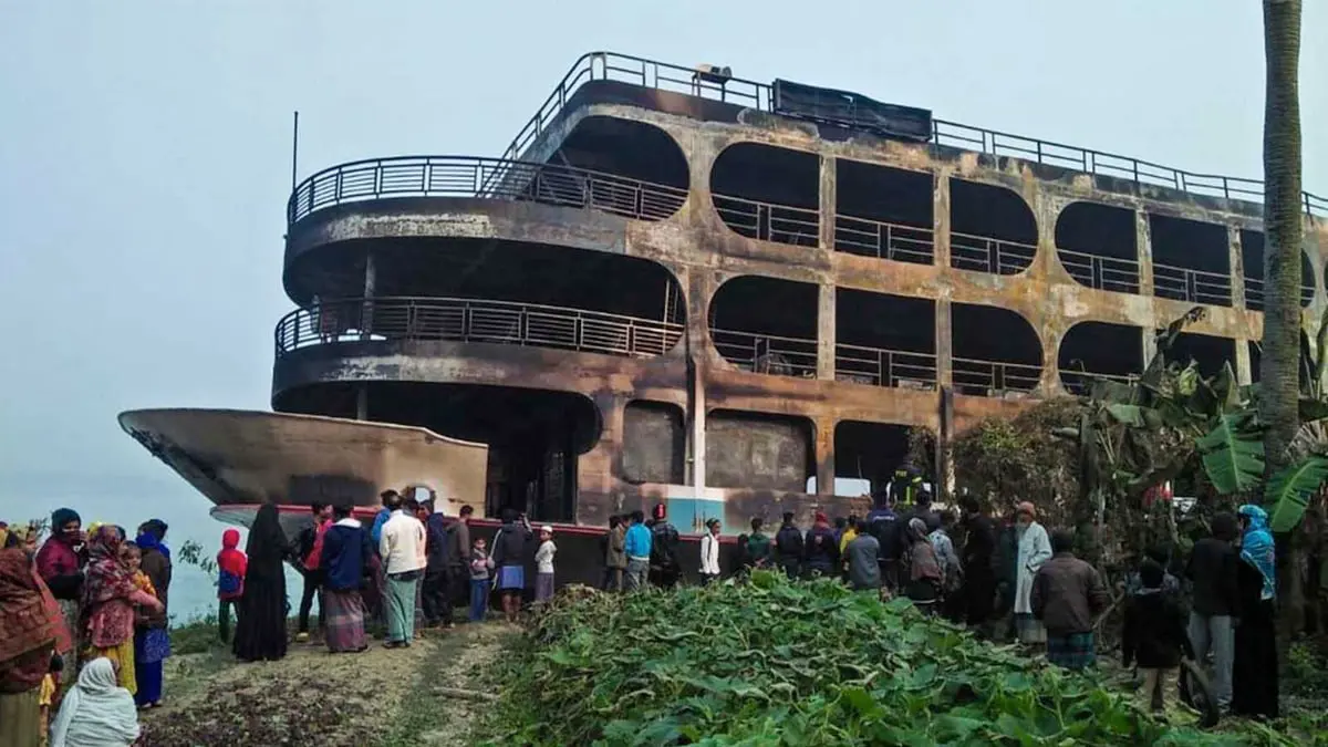 مصرع 32 شخصا إثر حريق عبّارة في بنغلاديش