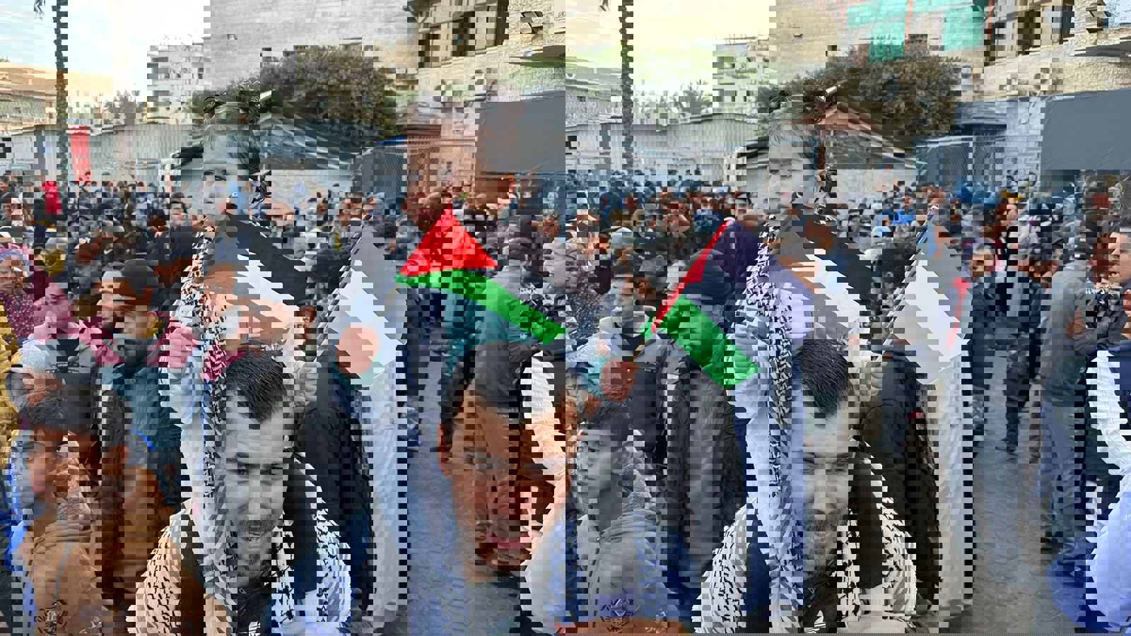 احتفالات في غزة ابتهاجا بوقف إطلاق النار وعودة النازحين (فيديو)