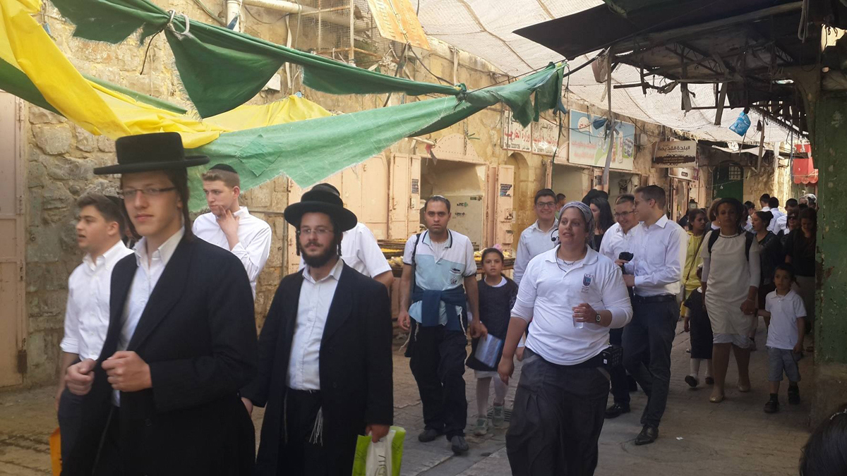 لجنة فلسطينية تنتزع قرارًا قضائيًا لإخلاء مستوطنين من مبنى بالخليل