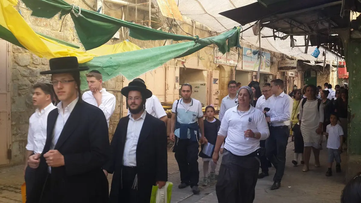 لجنة فلسطينية تنتزع قرارًا قضائيًا لإخلاء مستوطنين من مبنى بالخليل