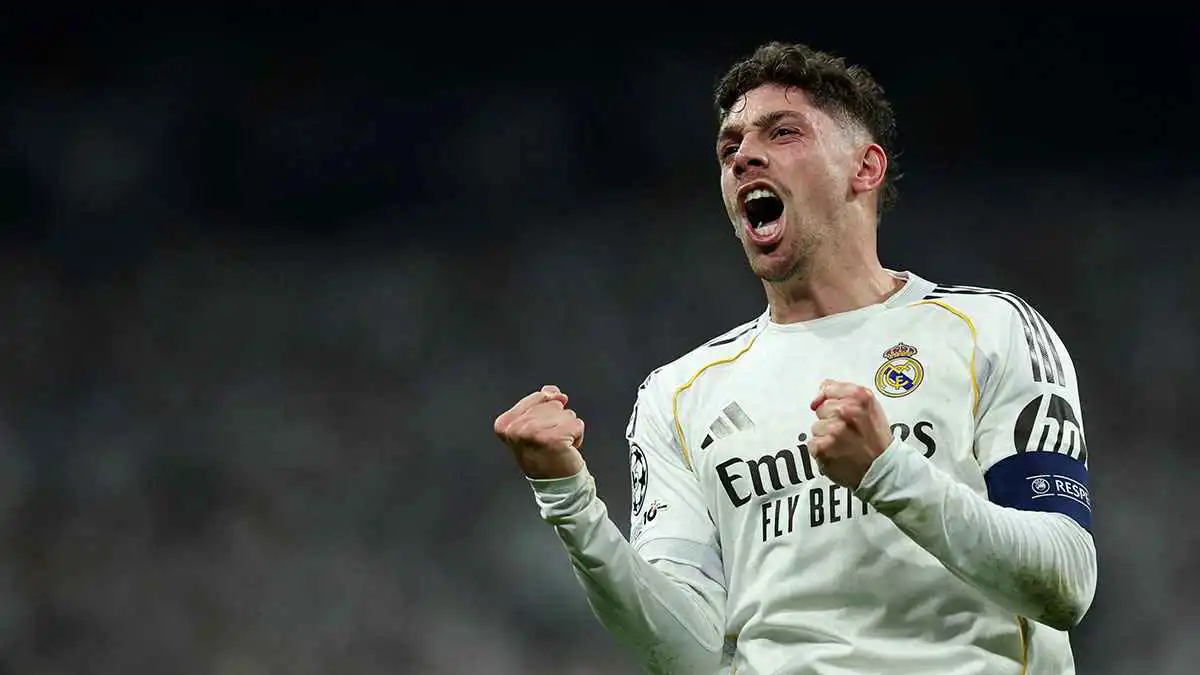 إعلامية تهدي فالفيردي "كرة ذهبية رمزية" بعد تألقه أمام مانشستر سيتي (فيديو)