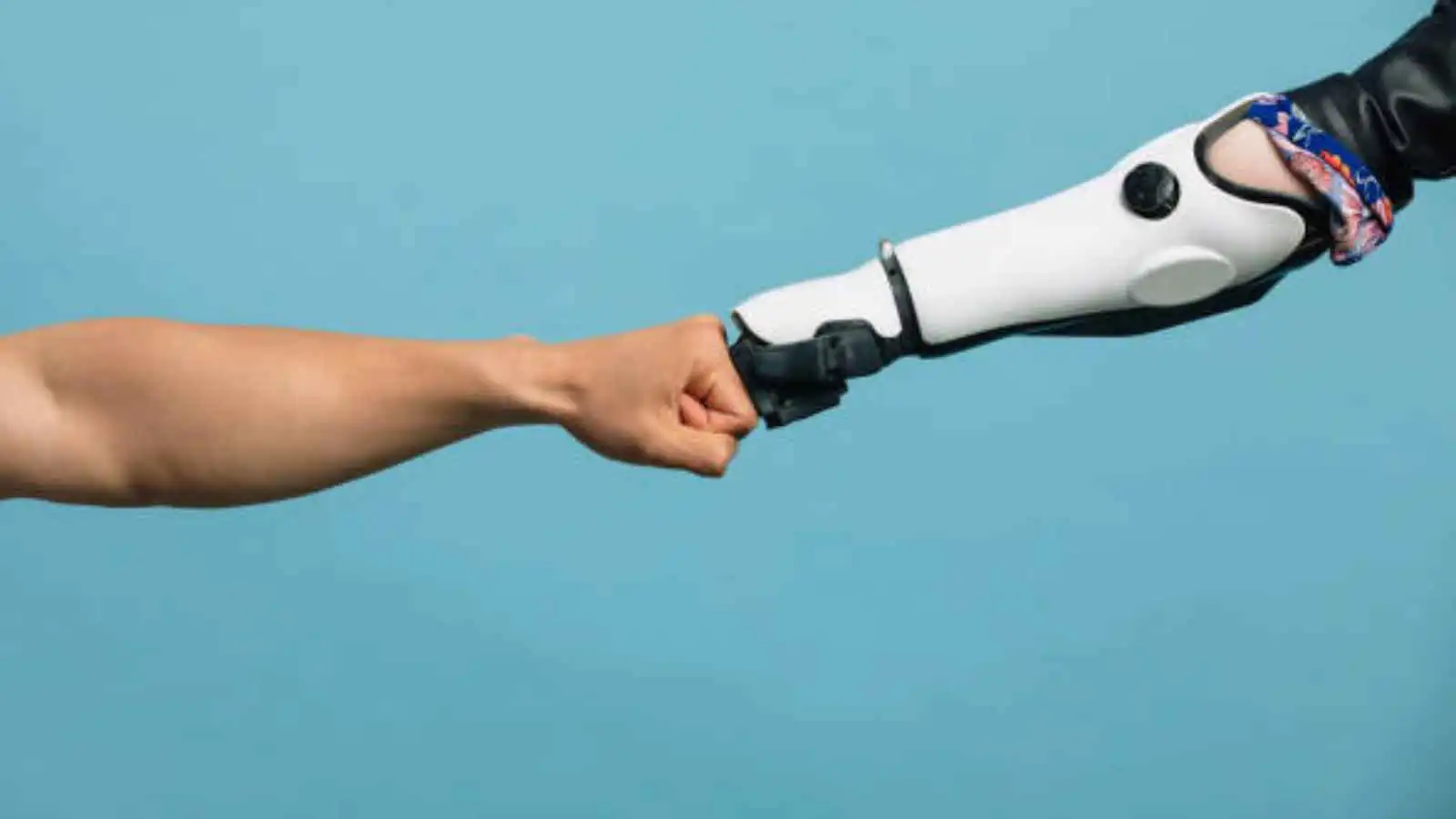 نهاية سعيدة لطفل عراقي ولد بلا ذراعين وبات قادرًا على الكتابة (فيديو)