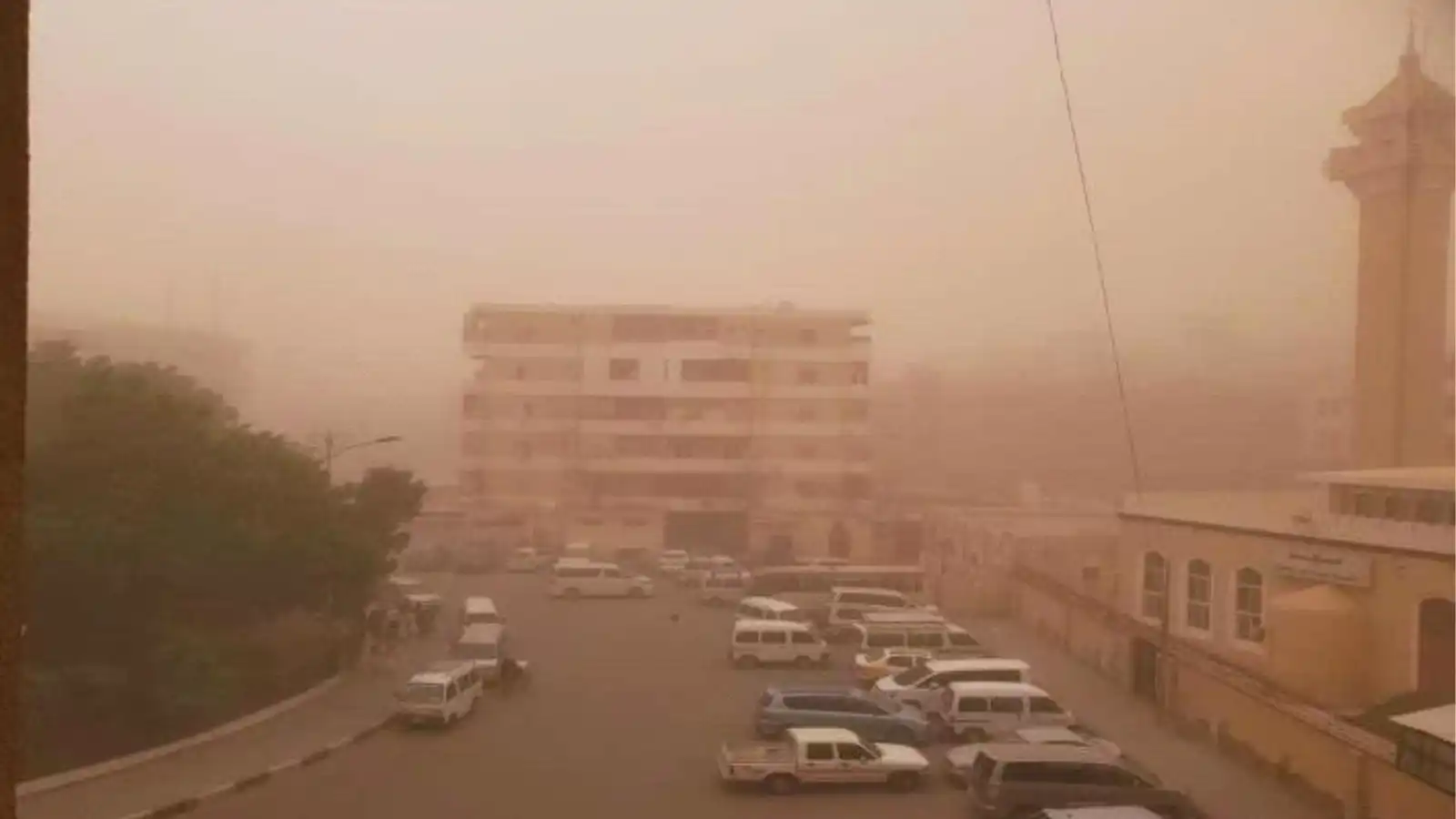 اليمن.. موجة ترابية تجتاح أجواء عدن (فيديو)