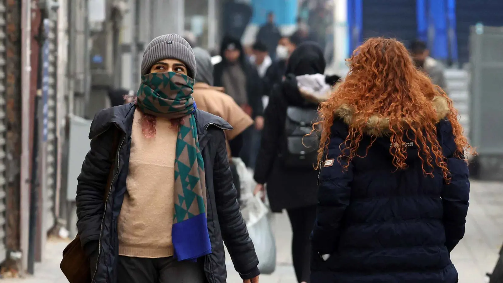 تلقتها كثير من الإيرانيات.. من وراء الرسائل التحذيرية بشأن الحجاب؟