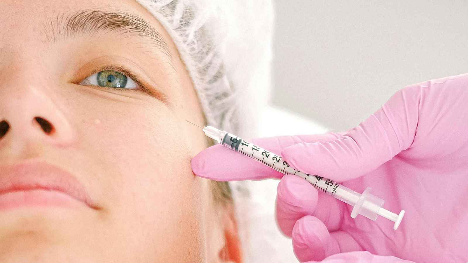 كل ما تحتاج معرفته عن عملية نقل دهون الوجه التجميلية (صور)