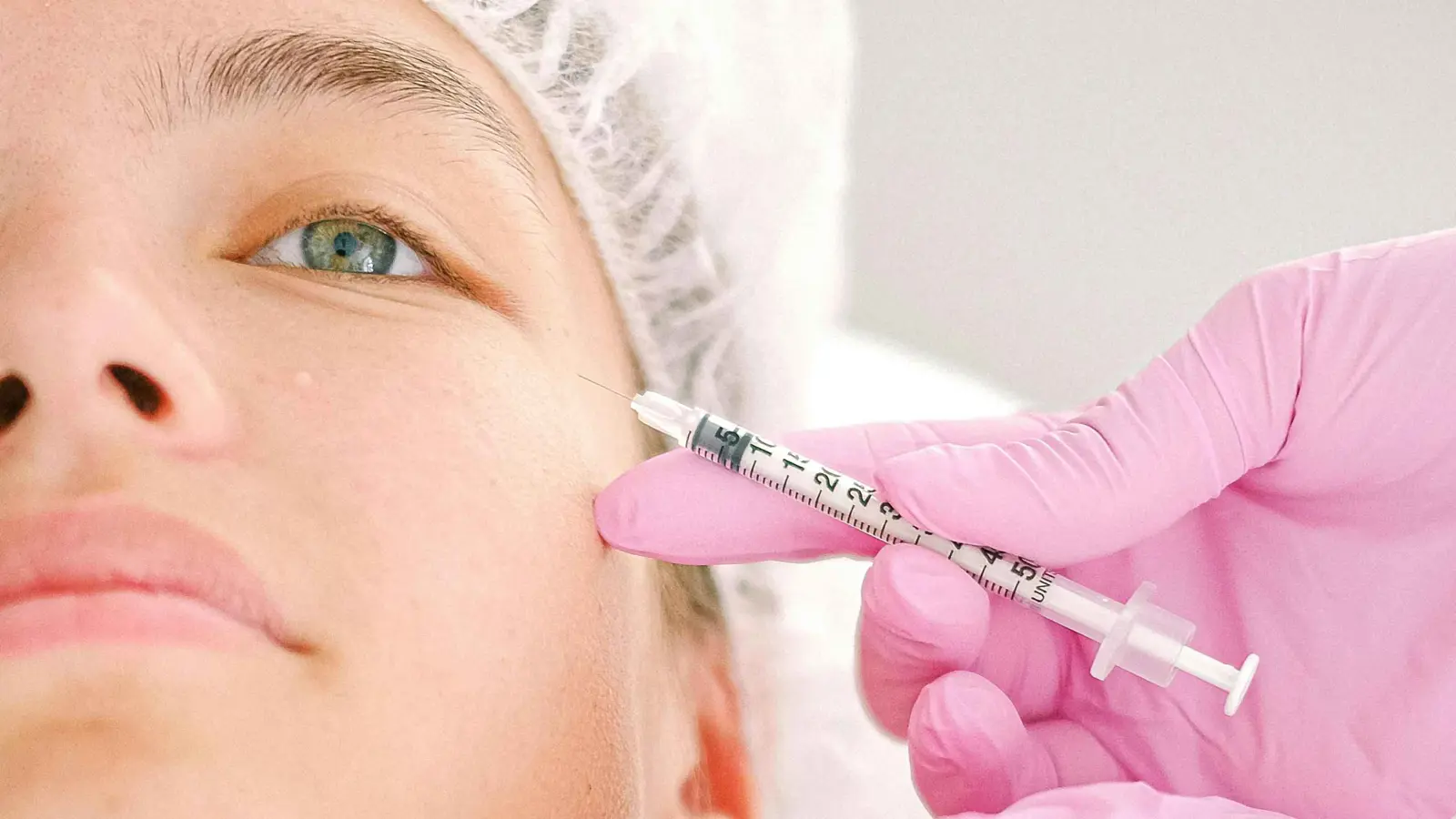 كل ما تحتاج معرفته عن عملية نقل دهون الوجه التجميلية (صور)