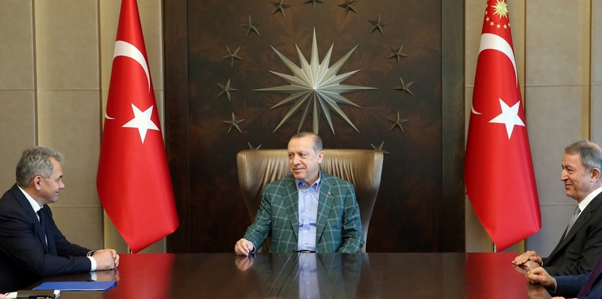 مع تصاعد التوتر على الحدود السورية.. أردوغان يلتقي وزير الدفاع الروسي