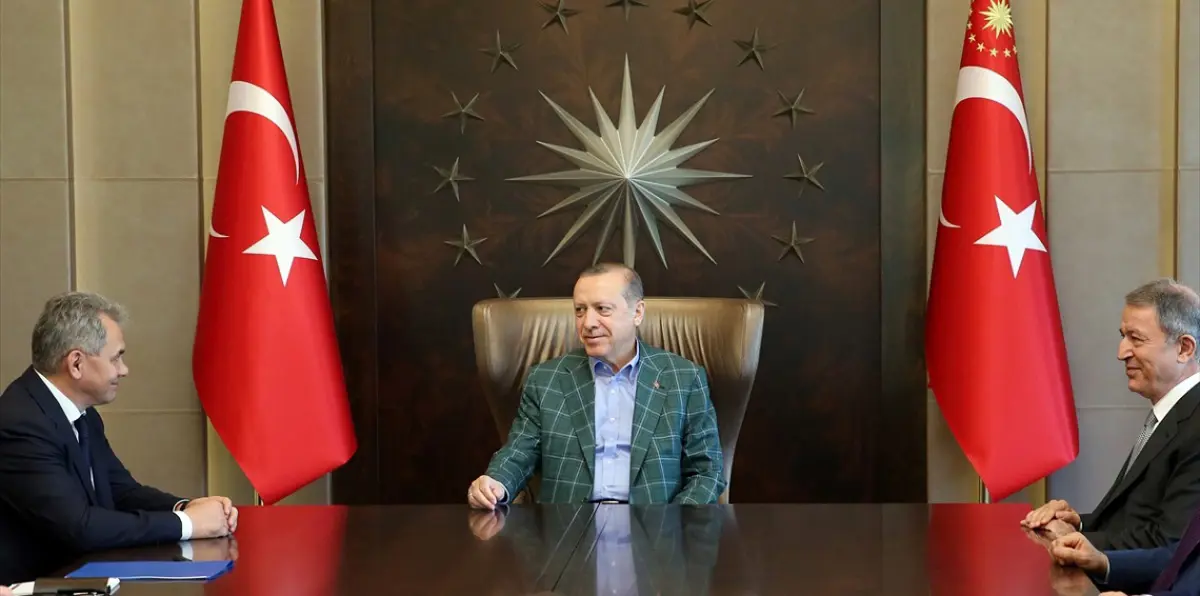 مع تصاعد التوتر على الحدود السورية.. أردوغان يلتقي وزير الدفاع الروسي