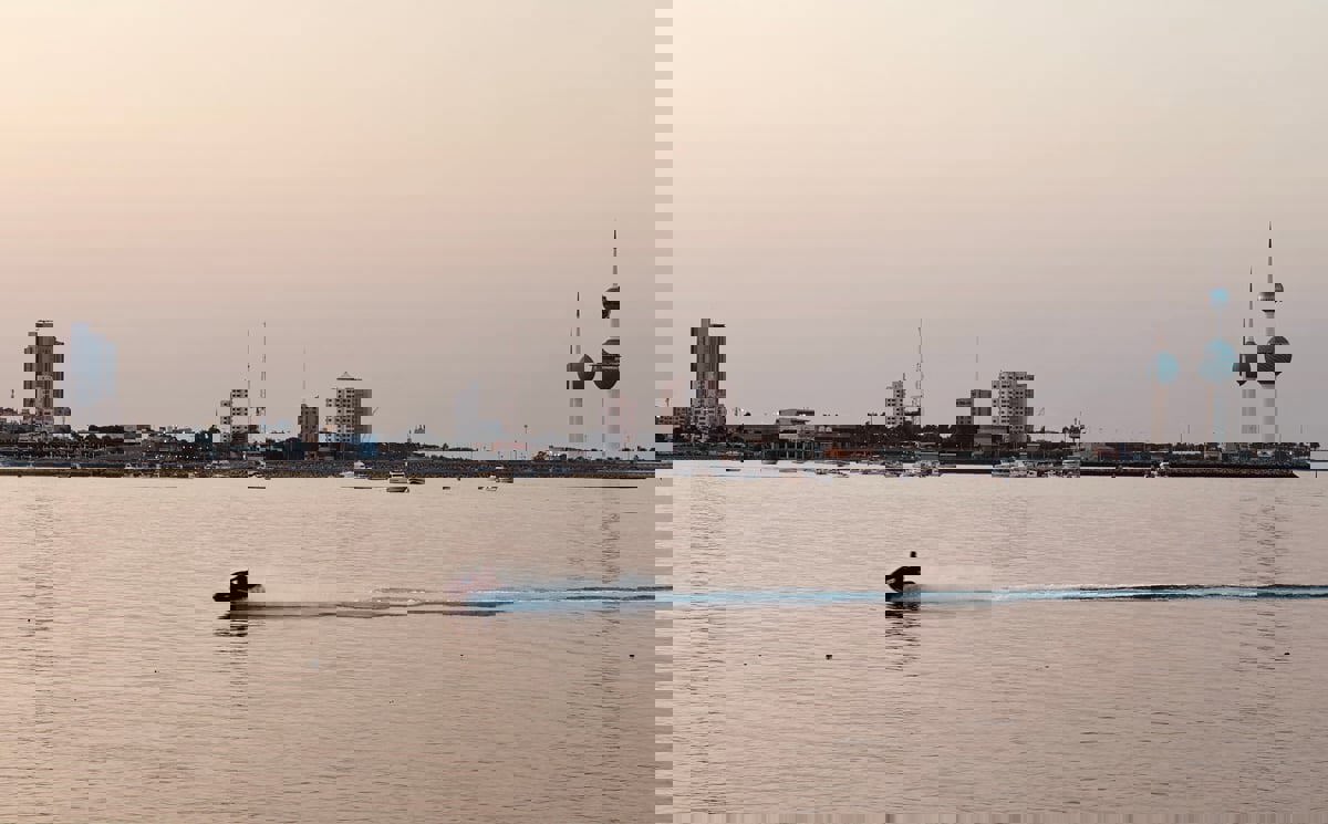 الأمن الكويتي يضبط شابين بسبب تزلج خطِر على البحر (فيديو)