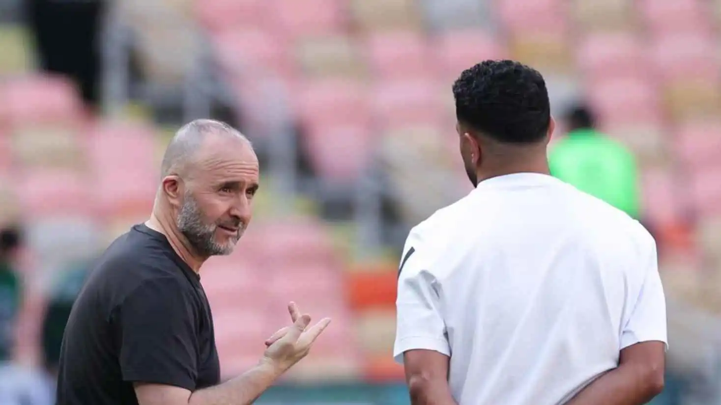 رياض محرز يواسي بلماضي بعد مواجهة الأهلي السعودي والدحيل القطري (فيديو)