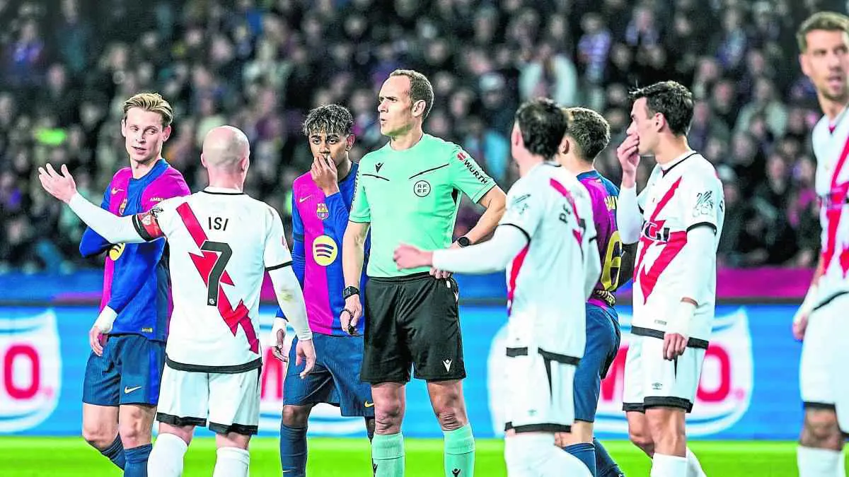 تمت السرقة.. أقوى تعليق على أداء حكم مباراة برشلونة وفاليكانو