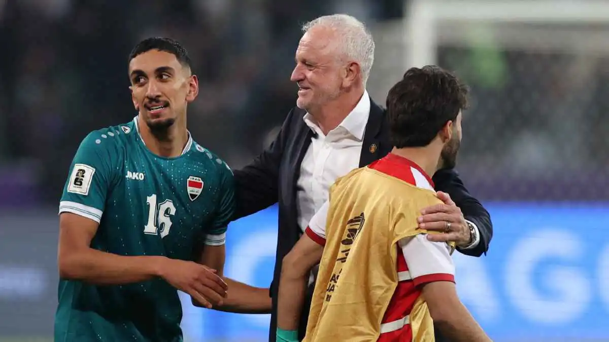 لم يستطع مشاهدتها.. رد فعل جنوني من مدرب العراق لحظة ضربة الجزاء الحاسمة (فيديو)