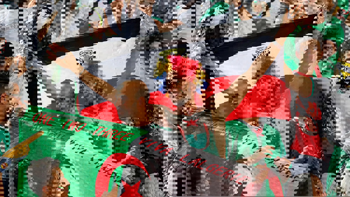 في كأس أمم أفريقيا 2019.. هذا ما فعلته كرة القدم بين المصريين والجزائريين بعد 10 سنوات من التوتر (فيديو إرم)