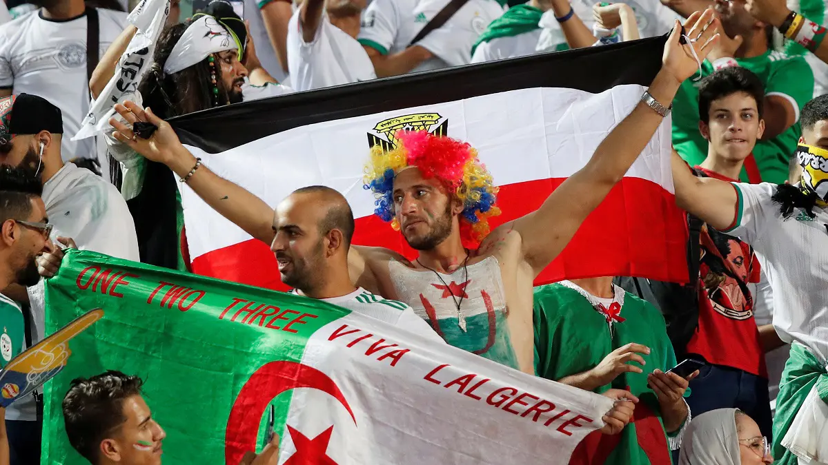 في كأس أمم أفريقيا 2019.. هذا ما فعلته كرة القدم بين المصريين والجزائريين بعد 10 سنوات من التوتر (فيديو إرم)