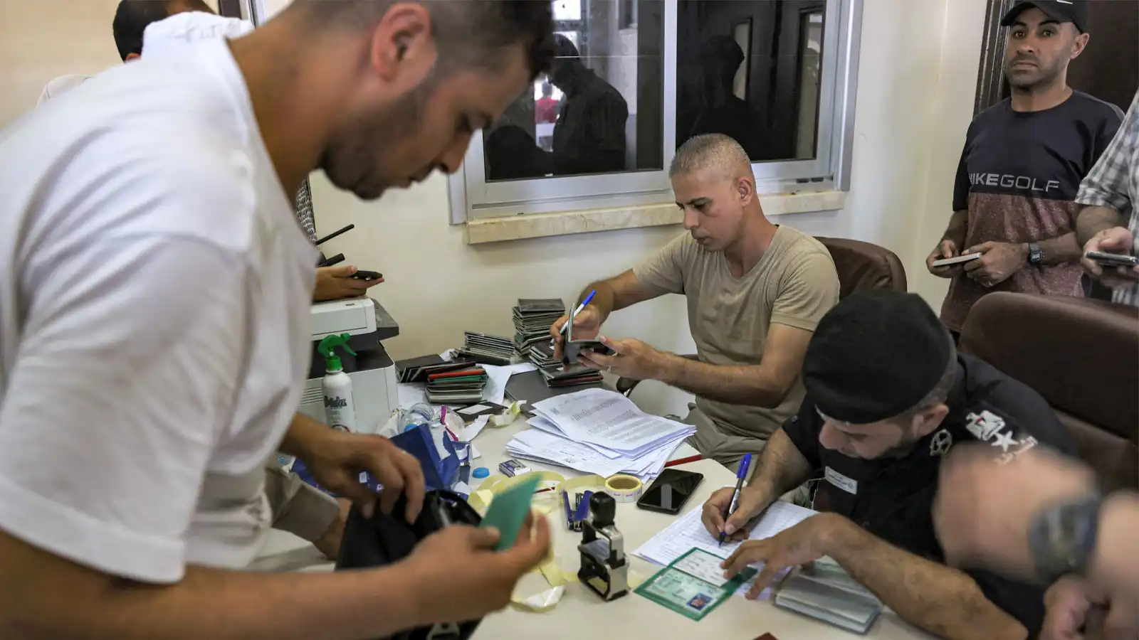 ختم "دولة فلسطين" على جوازات المسافرين عبر معبر رفح