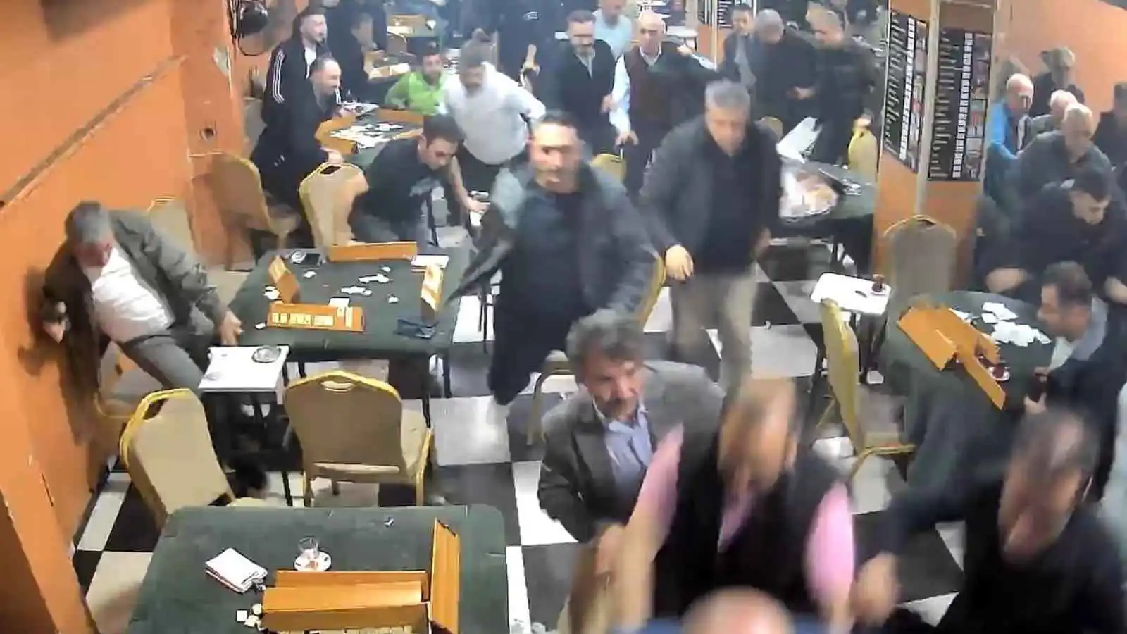 فوبيا الزلزال.. شعور وهمي يقود زبائن مقهى للفرار الجماعي (فيديو)