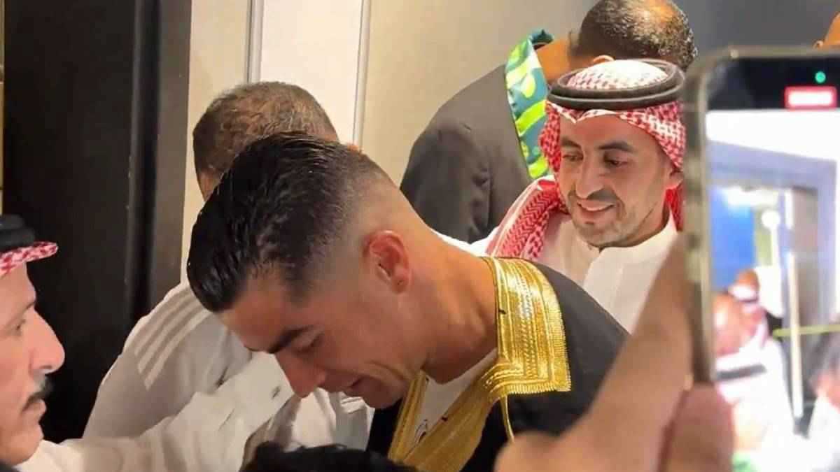 على طريقة ميسي.. الفريان يُلبس كريستيانو رونالدو البشت العربي ويقبله (فيديو)