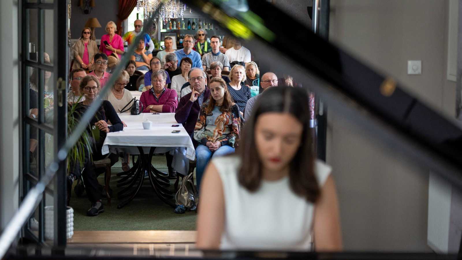 تستضيفه مدينة "العلاج بالماء".. حدث فريد يجمع عشاق البيانو (صور)