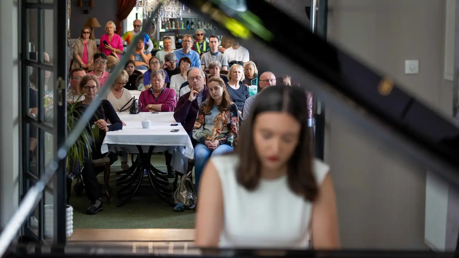 تستضيفه مدينة "العلاج بالماء".. حدث فريد يجمع عشاق البيانو (صور)