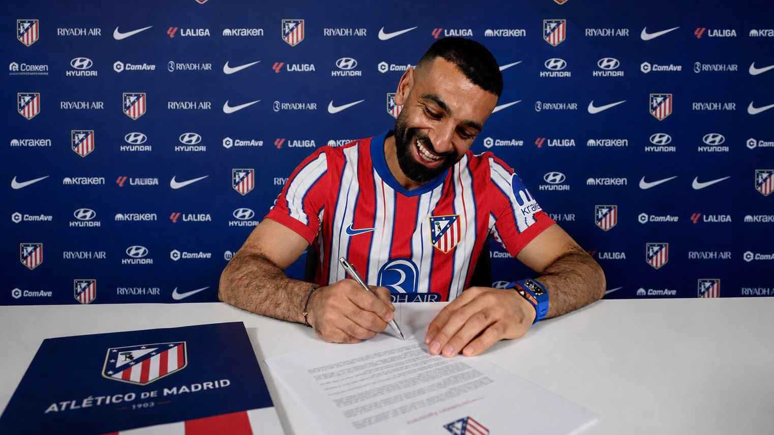 صورة أثارت ضجة.. ما حقيقة توقيع محمد صلاح لأتلتيكو مدريد؟ 