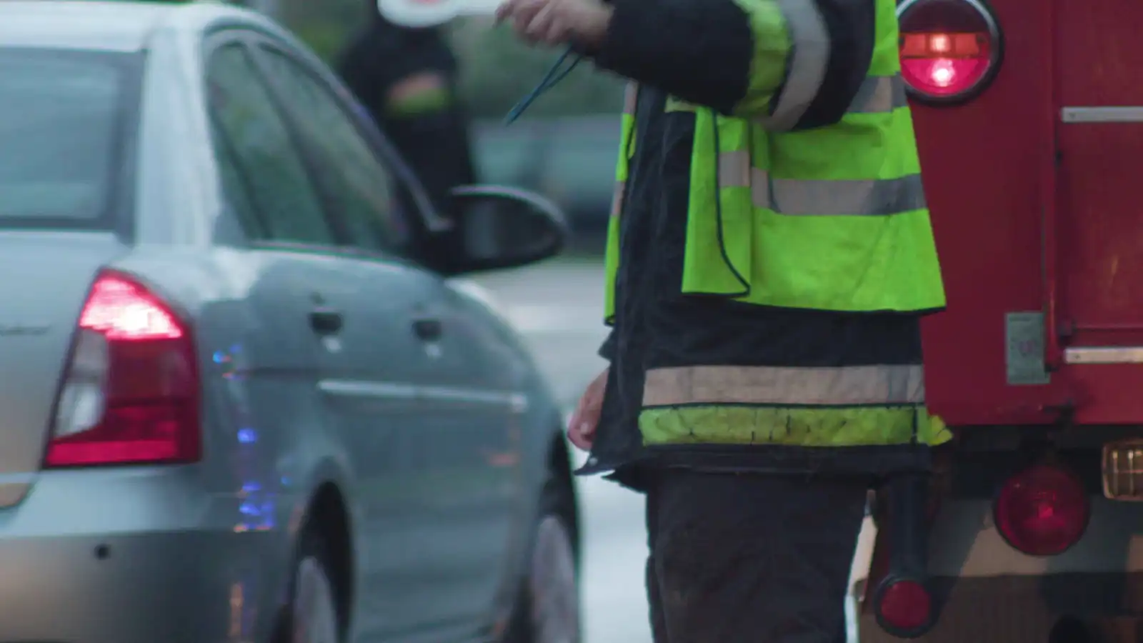 سائق يرفض الامتثال لشرطي مرور محاولاً دهسه في دمشق (فيديو)