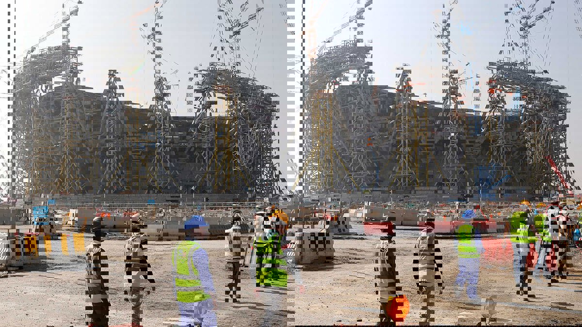 تقرير: قطر اعتقلت ورحلت 60 عاملا أجنبيا احتجوا على تأخر رواتبهم