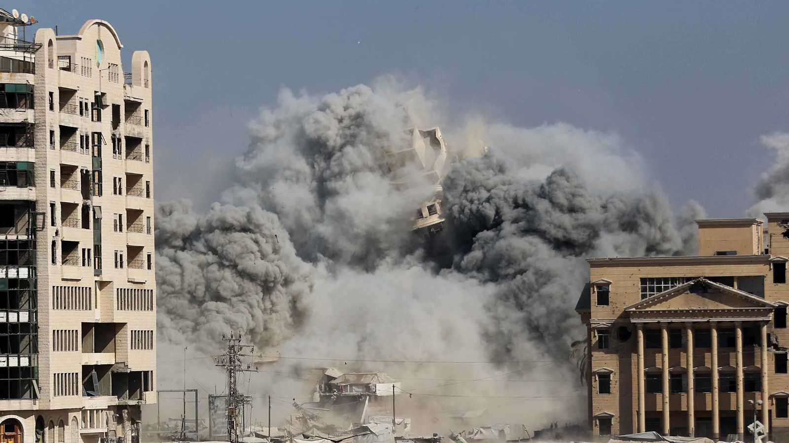 الجيش الإسرائيلي ينسف برج طيبة 2 غربي مدينة غزة (فيديو)