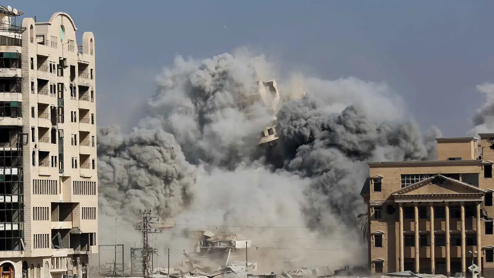 الجيش الإسرائيلي ينسف برج طيبة 2 غربي مدينة غزة (فيديو)