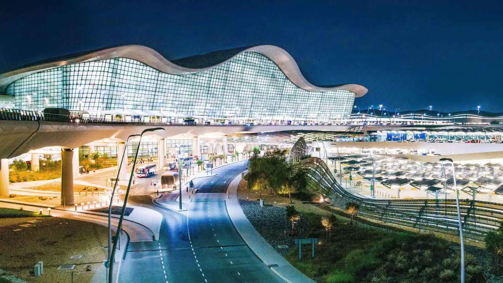 وفاة و7 إصابات إثر اعتراض مسيرة استهدفت مطار زايد الدولي