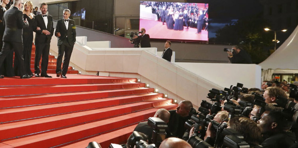 قبلة "ساخنة" بين فنانتين شهيرتين في مهرجان كان (صورة)