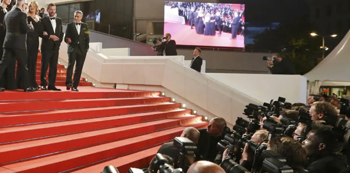 قبلة "ساخنة" بين فنانتين شهيرتين في مهرجان كان (صورة)