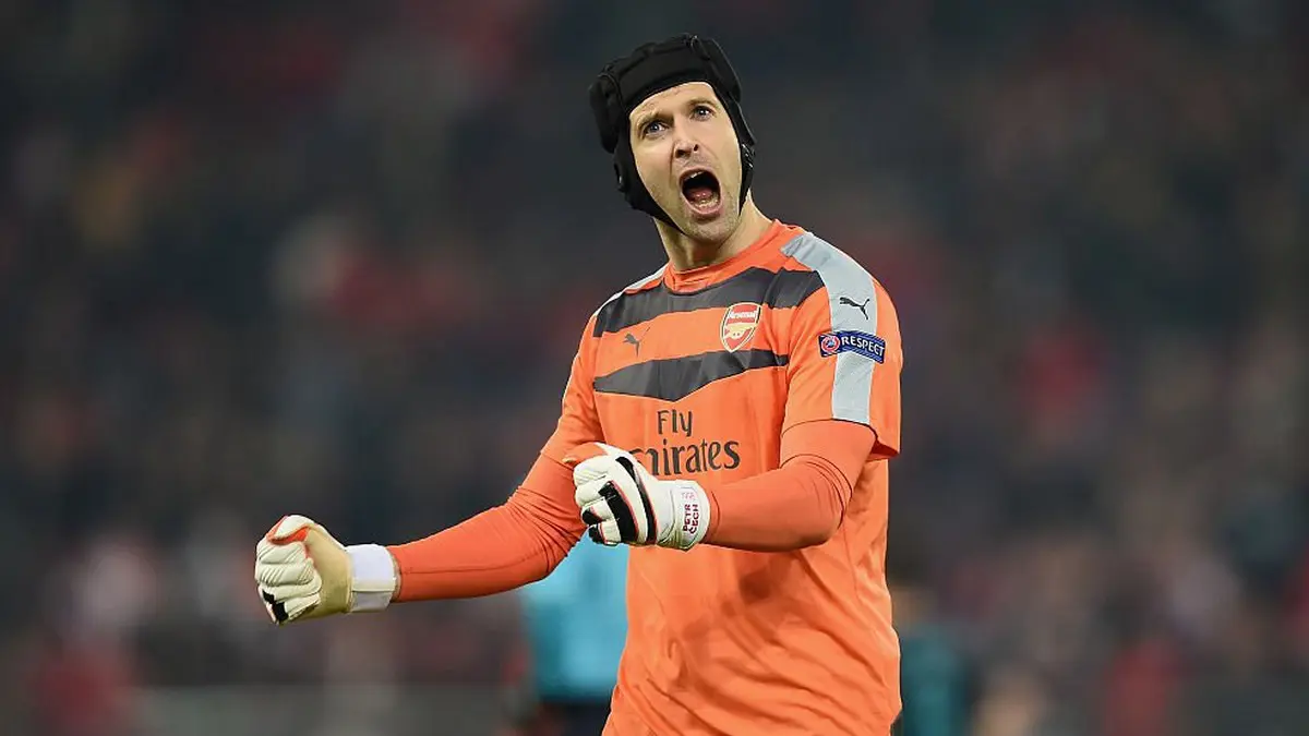 بيتر تشيك حارس آرسنال يعلن اعتزال كرة القدم بنهاية الموسم
