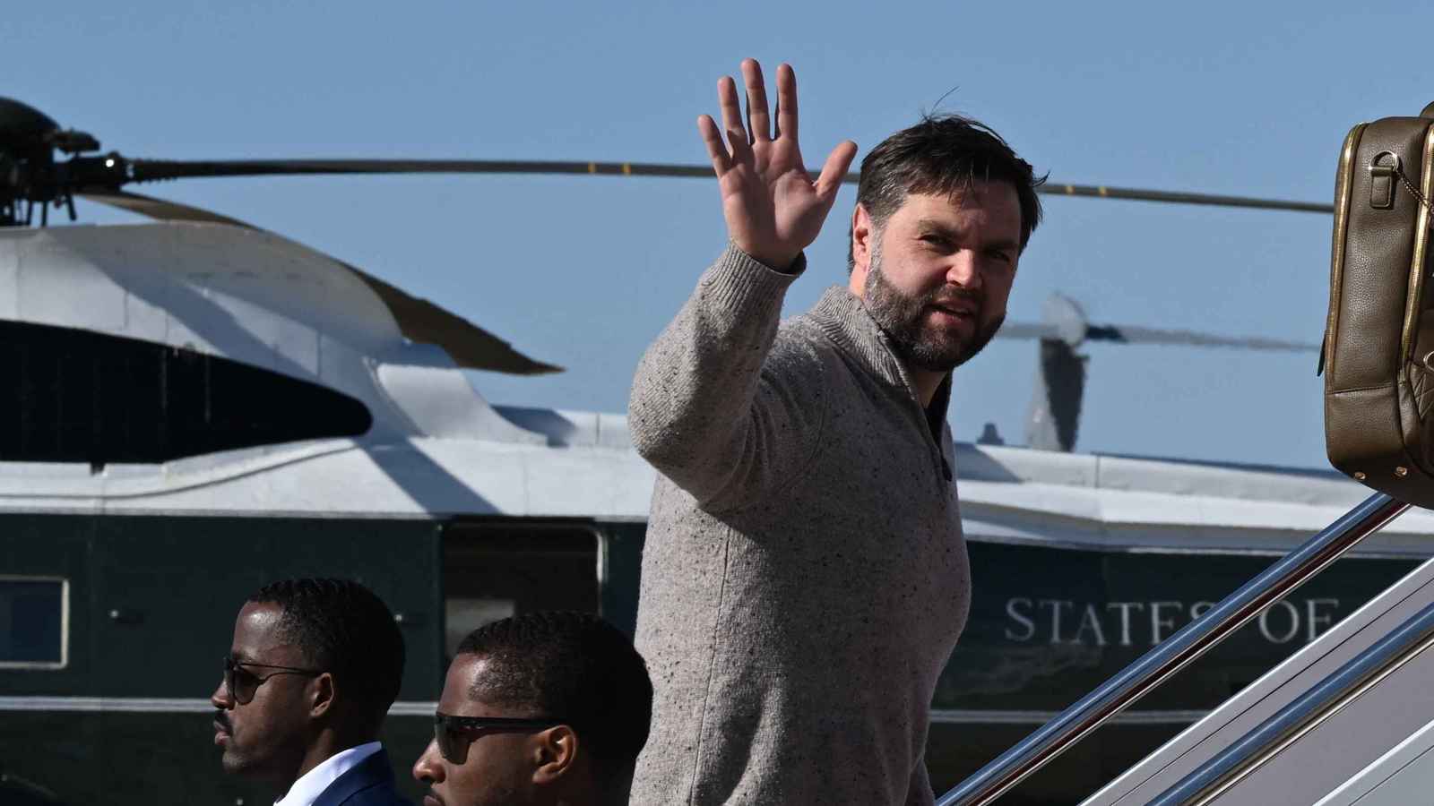 حاملا ملفات أمنية وسياسية واقتصادية.. فانس يبدأ زيارة للهند