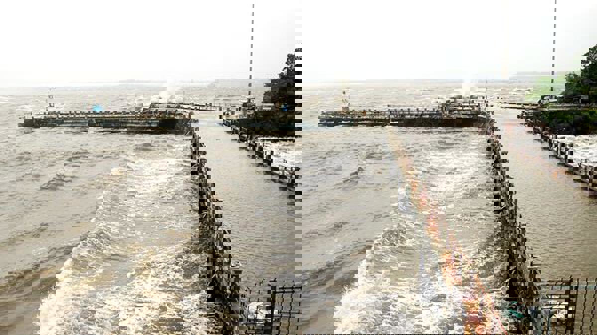 مسار إعصار "كيار" وتأثيره على الإمارات وسلطنة عُمان (فيديو)