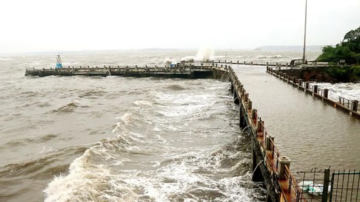 مسار إعصار "كيار" وتأثيره على الإمارات وسلطنة عُمان (فيديو)