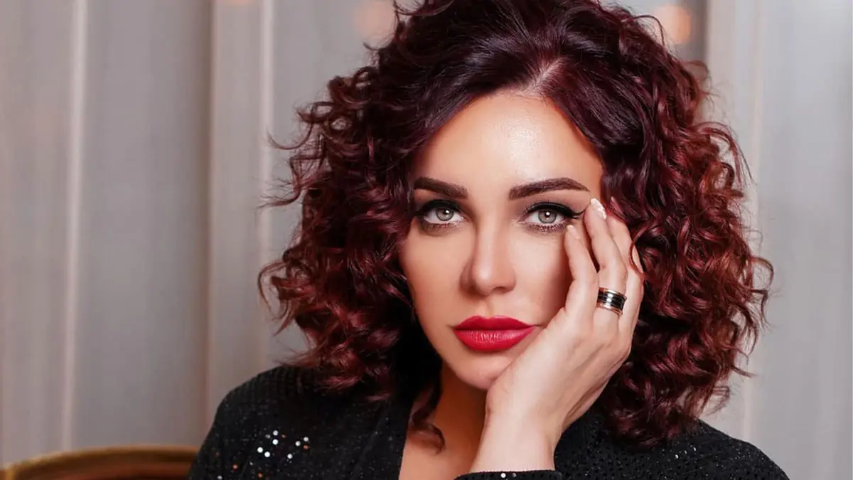 الفنانة السورية سلاف فواخرجي تعلن انفصالها عن زوجها وائل رمضان