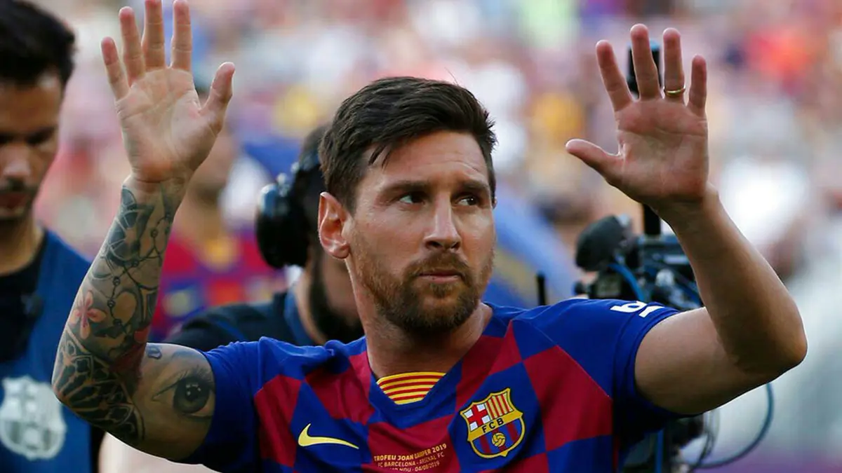 تقارير: إصابة ميسي ستبعده عن مباراة برشلونة وأتلتيك بيلباو في الجولة الأولى للدوري الإسباني